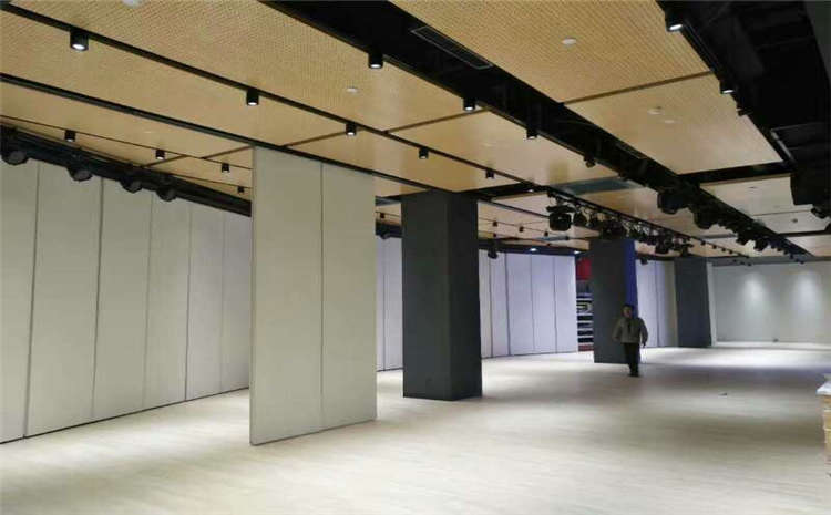 22厚實(shí)木運(yùn)動地板造價是的多少？