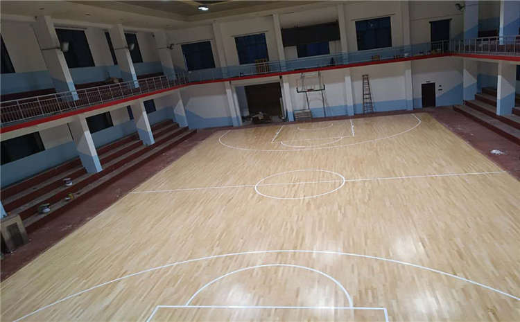 拼裝風(fēng)雨操場實木地板公司