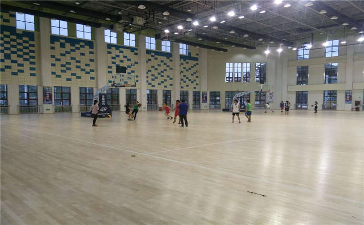 ?？跅鳂迥倔w育木地板施工方案