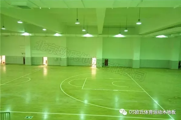 �Ĵ���֦��ĳ�WУ�\��ľ�ذ尸��